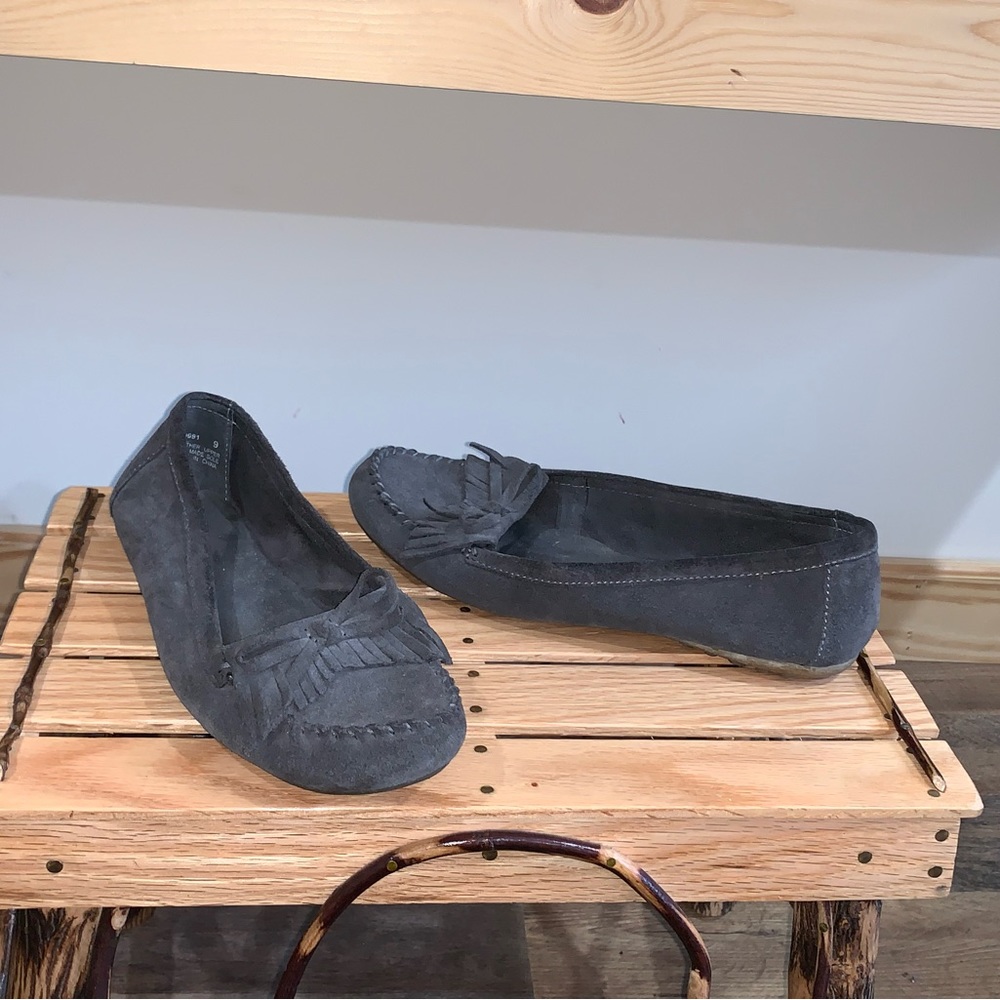 Minne Tonka gray leather upper suede moccasins shoes size 9